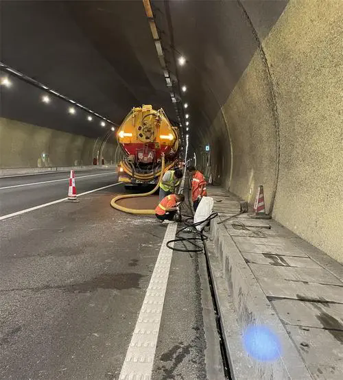 攀枝花隧道排水渠清淤